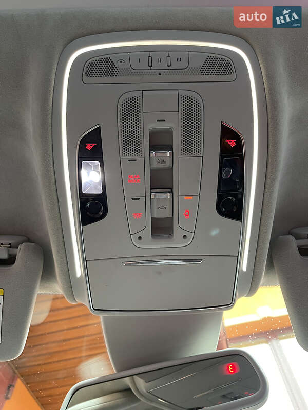 Седан Audi A8 2013 в Львове