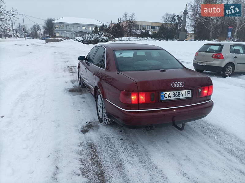 Седан Audi A8 2000 в Чигирине