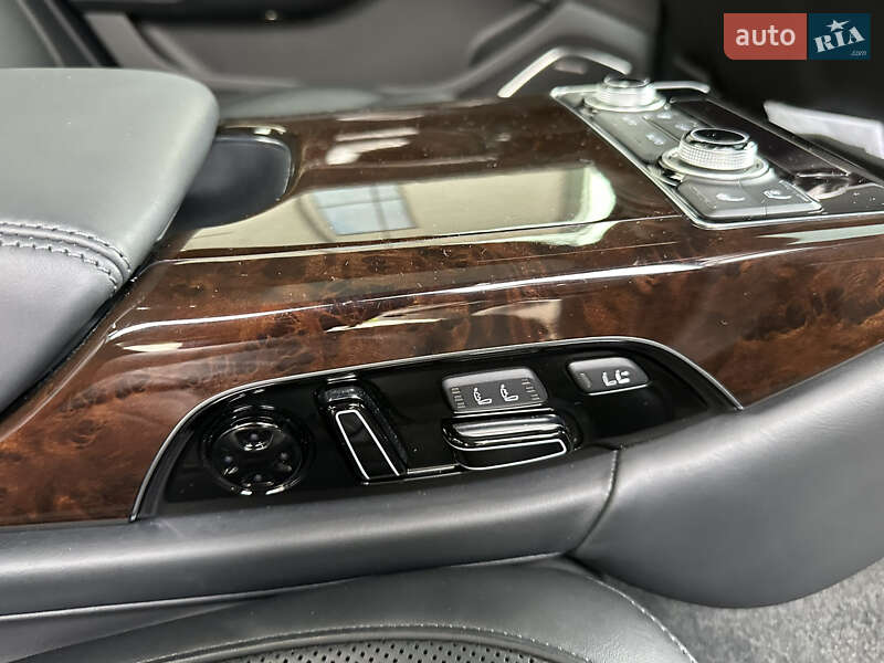 Седан Audi A8 2016 в Рівному