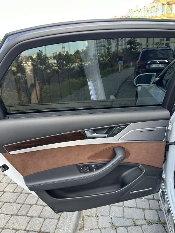 Седан Audi A8 2013 в Ивано-Франковске