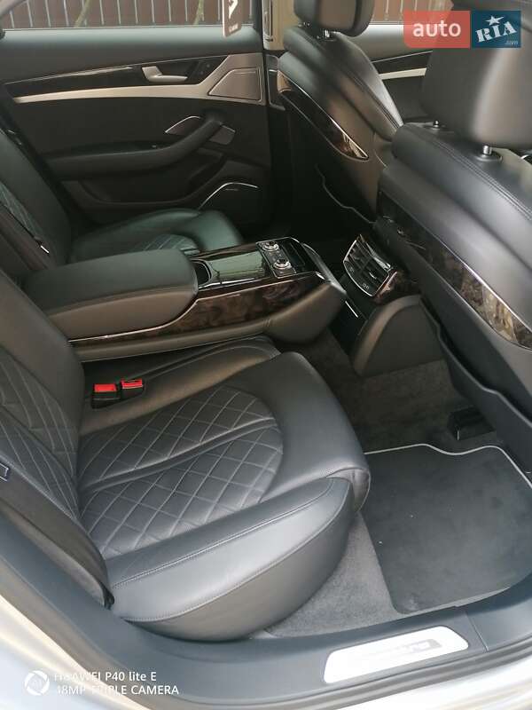 Седан Audi A8 2015 в Иршаве