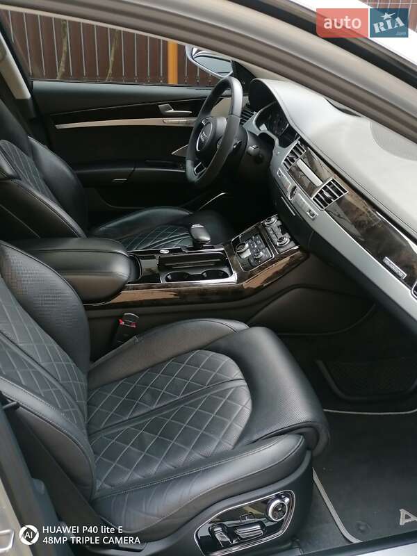 Седан Audi A8 2015 в Иршаве