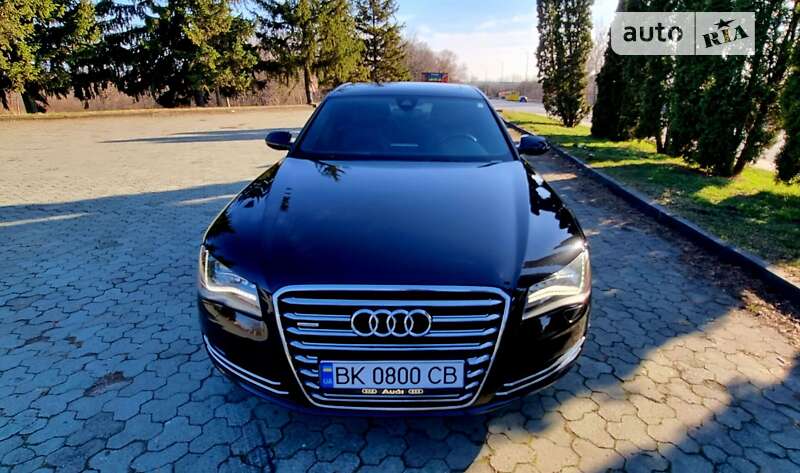 Седан Audi A8 2013 в Дубні