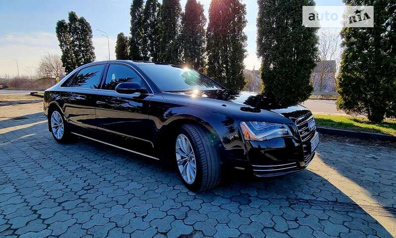 Седан Audi A8 2013 в Дубні