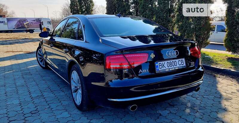 Седан Audi A8 2013 в Дубні