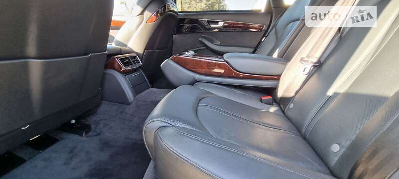 Седан Audi A8 2013 в Дубні