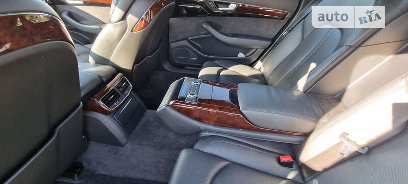 Седан Audi A8 2013 в Дубні