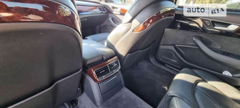 Седан Audi A8 2013 в Дубні