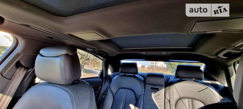 Седан Audi A8 2013 в Дубні