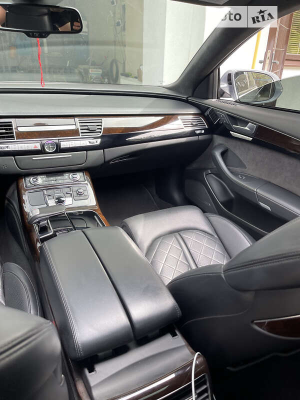 Седан Audi A8 2017 в Львове