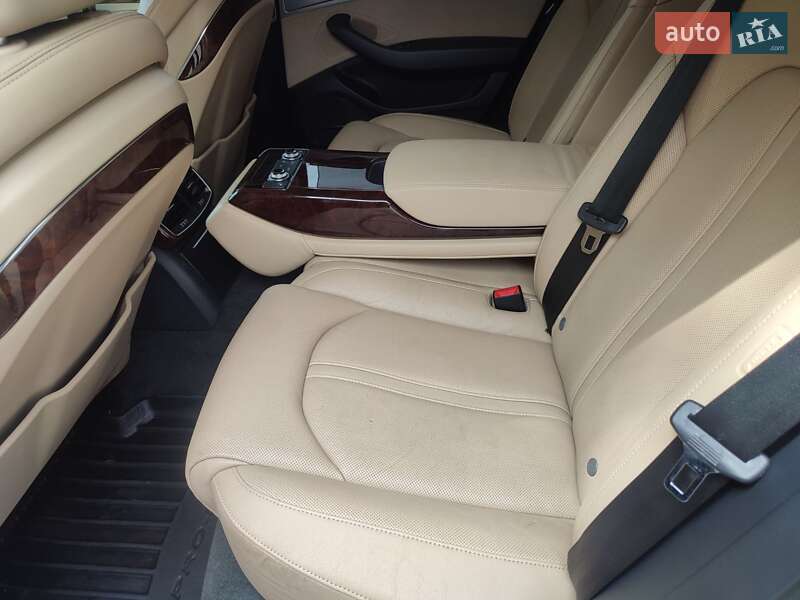 Седан Audi A8 2013 в Ужгороде