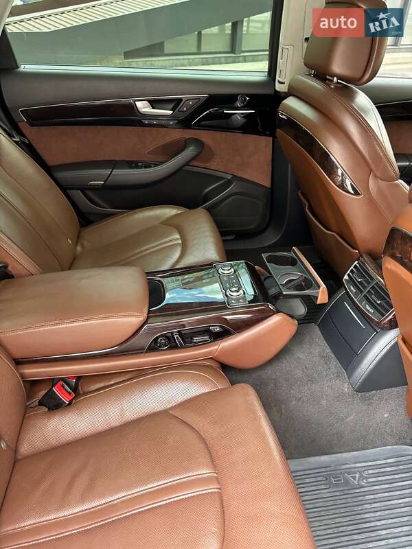 Седан Audi A8 2011 в Умані