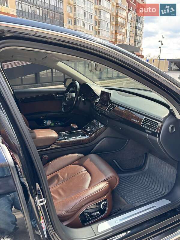 Седан Audi A8 2011 в Умані