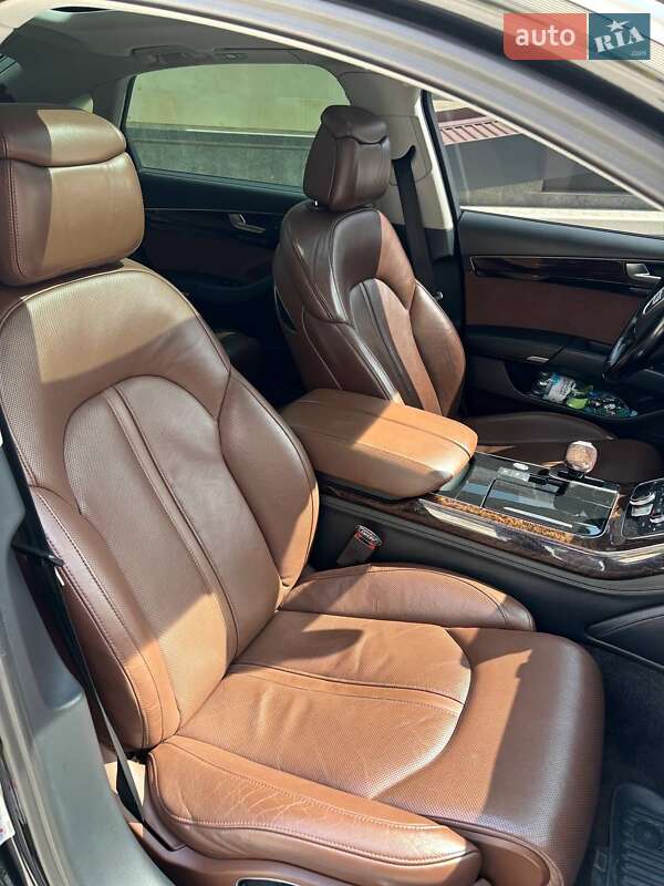 Седан Audi A8 2011 в Умані