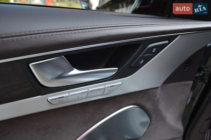 Седан Audi A8 2012 в Львове