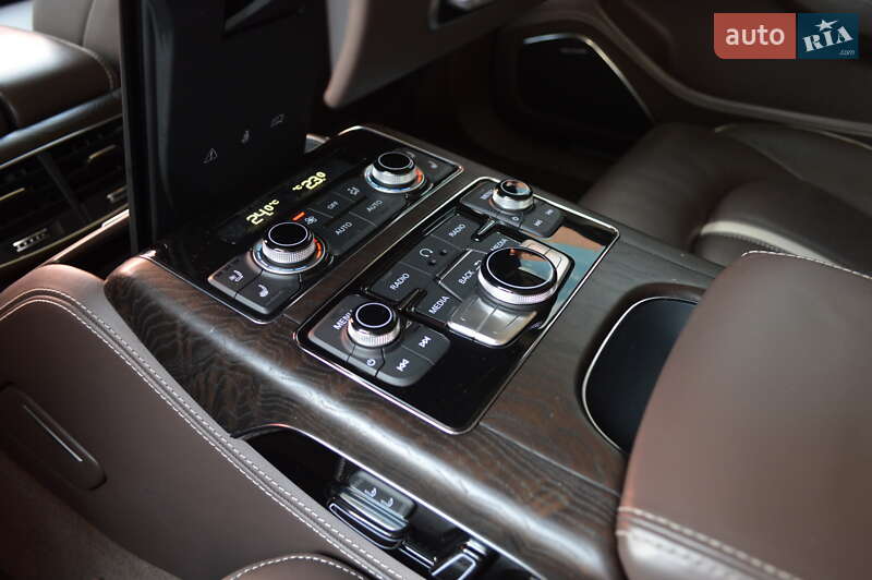 Седан Audi A8 2012 в Львове