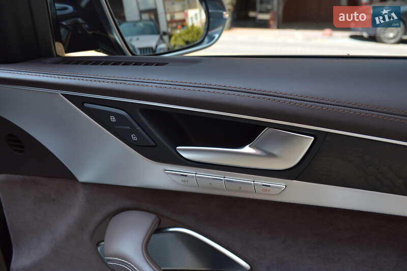 Седан Audi A8 2012 в Львове
