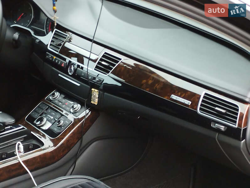 Седан Audi A8 2017 в Заліщиках