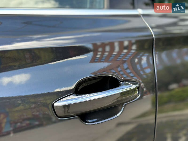 Седан Audi A8 2015 в Львові