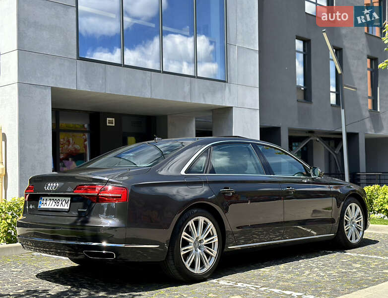 Седан Audi A8 2015 в Львові