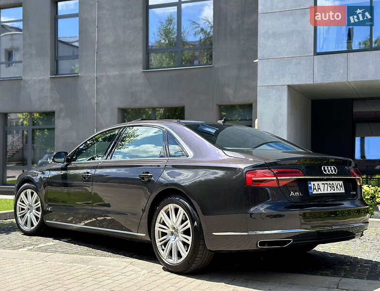 Седан Audi A8 2015 в Львові
