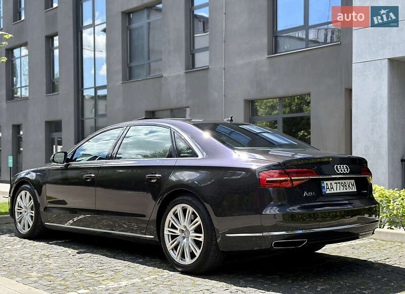Седан Audi A8 2015 в Львові