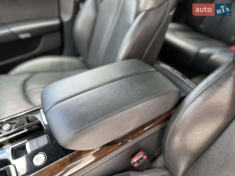 Седан Audi A8 2015 в Львові