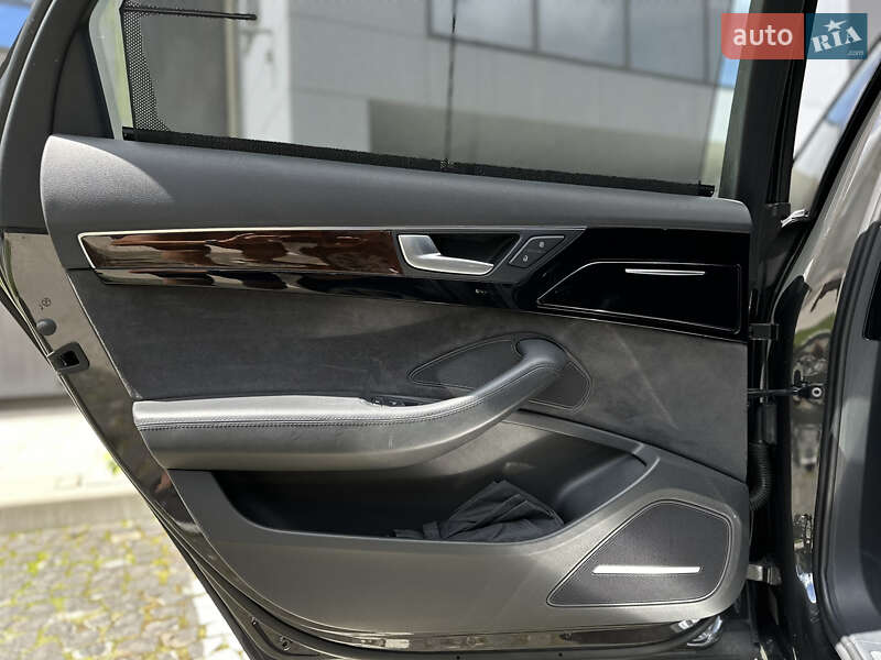 Седан Audi A8 2015 в Львові