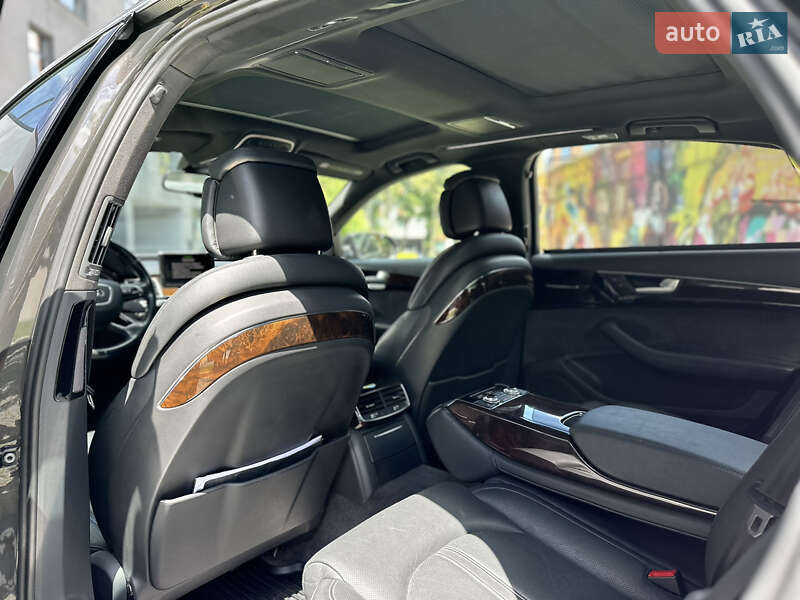 Седан Audi A8 2015 в Львові