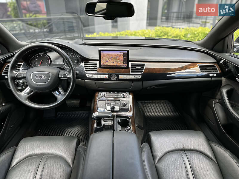 Седан Audi A8 2015 в Львові