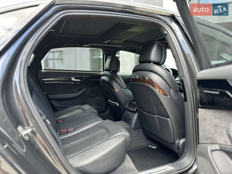 Седан Audi A8 2015 в Львові