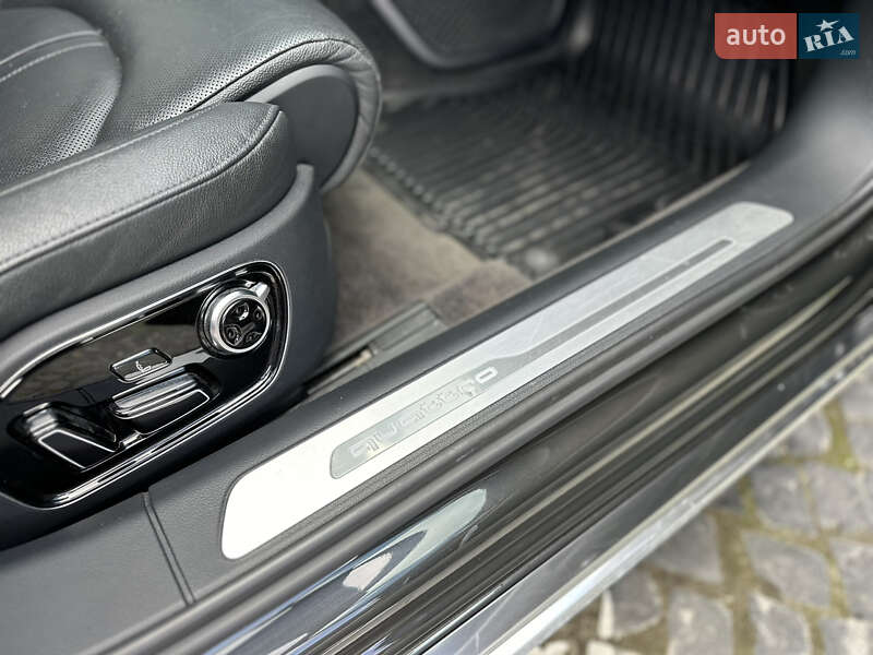 Седан Audi A8 2015 в Львові