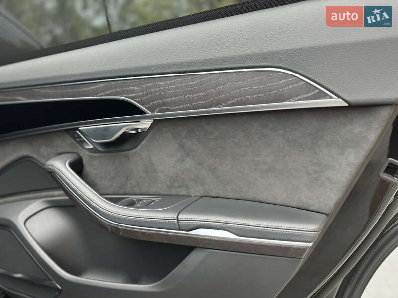 Седан Audi A8 2020 в Львові