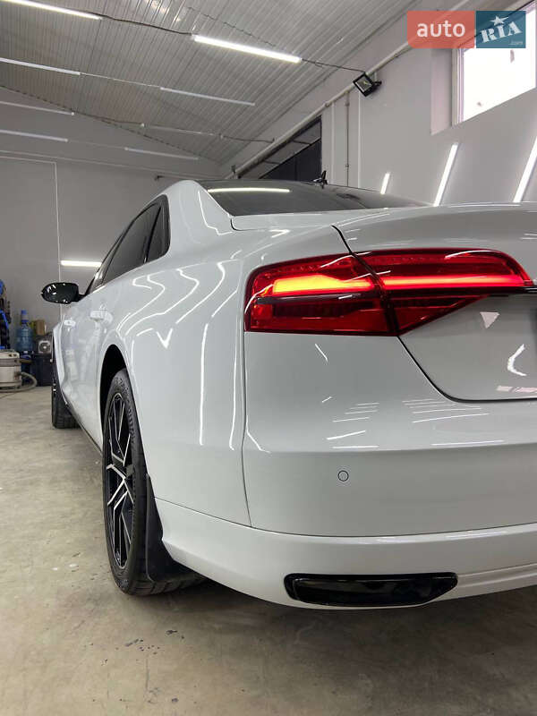 Седан Audi A8 2012 в Львове