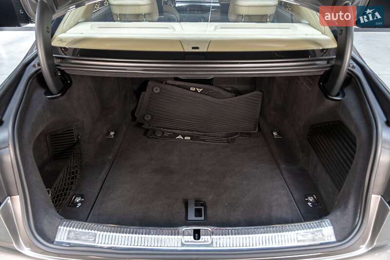 Седан Audi A8 2018 в Луцке