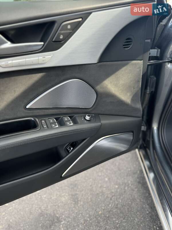 Седан Audi A8 2015 в Каменском