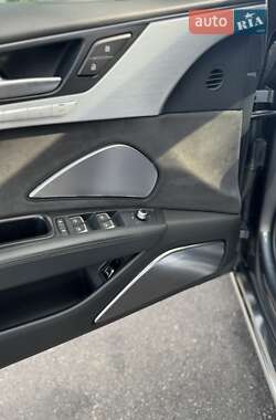 Седан Audi A8 2015 в 
