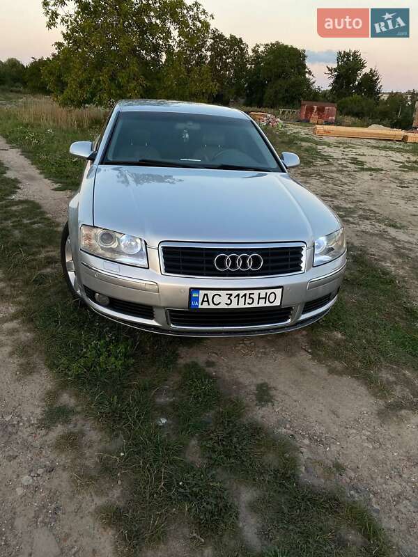 Седан Audi A8 2004 в Нововолынске