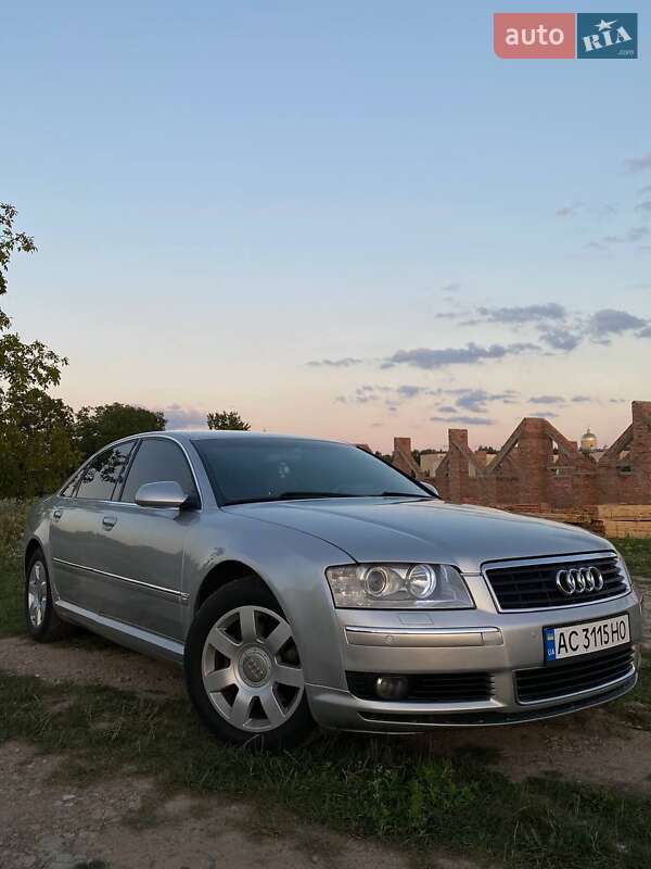 Седан Audi A8 2004 в Нововолынске