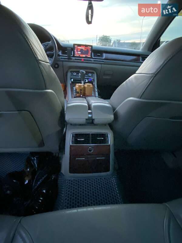 Седан Audi A8 2004 в Нововолынске