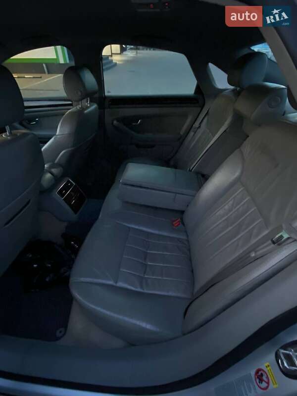 Седан Audi A8 2004 в Нововолынске