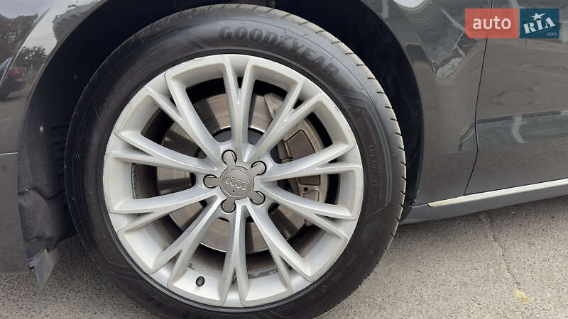Седан Audi A8 2012 в Полтаві