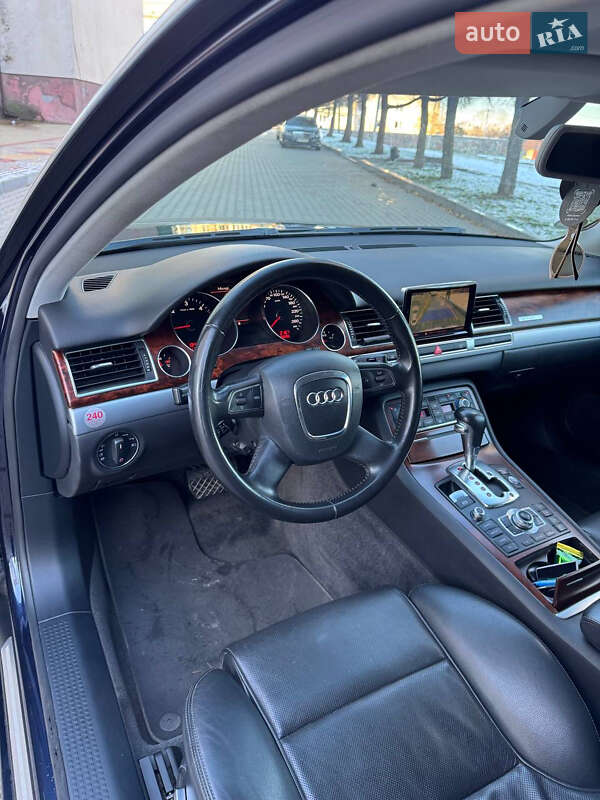 Седан Audi A8 2009 в Звягеле