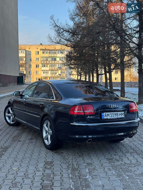 Седан Audi A8 2009 в Звягеле