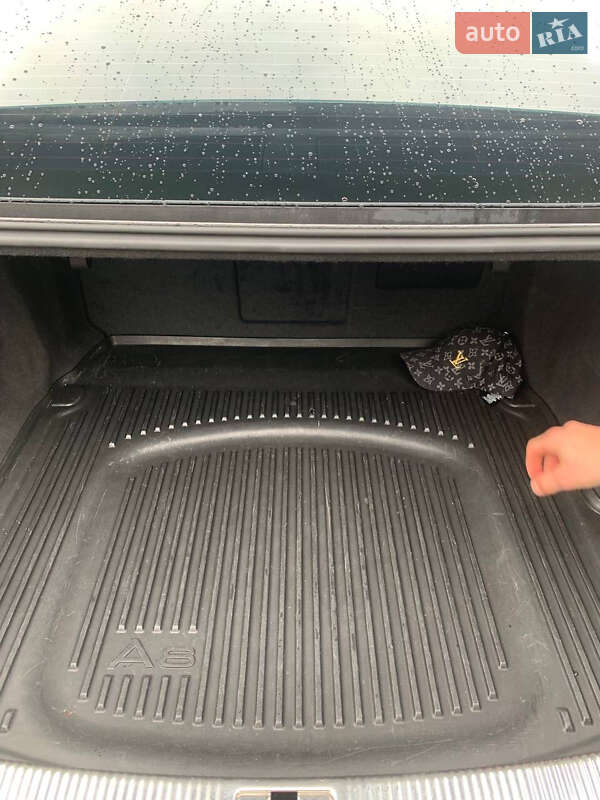 Седан Audi A8 2014 в Калуше