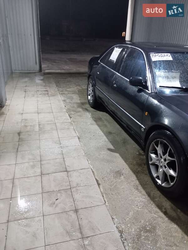 Седан Audi A8 1996 в Бурштыне