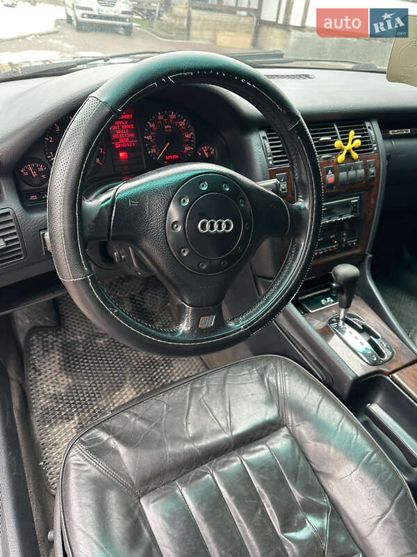 Седан Audi A8 1996 в Звягелі