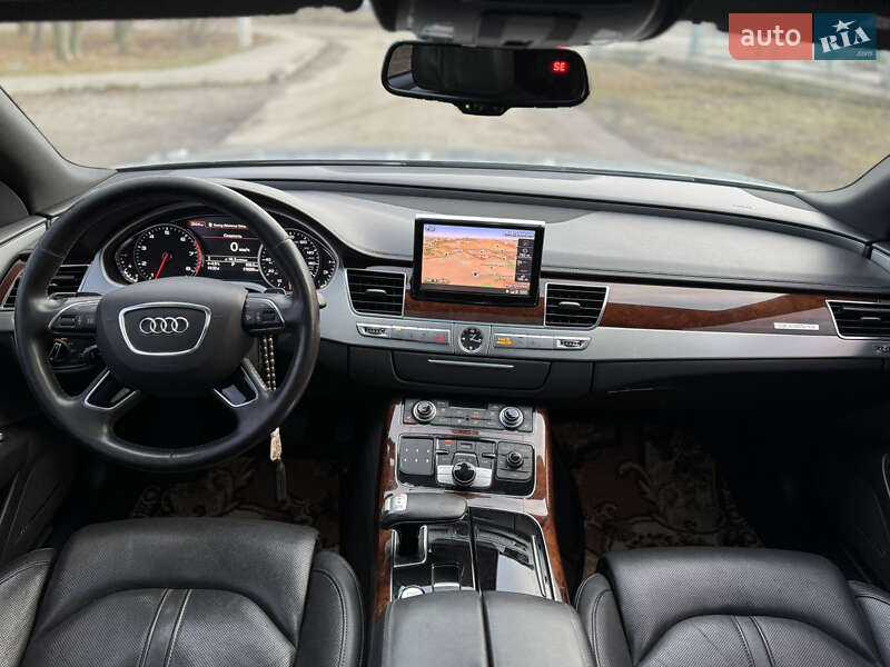 Седан Audi A8 2012 в Полтаві