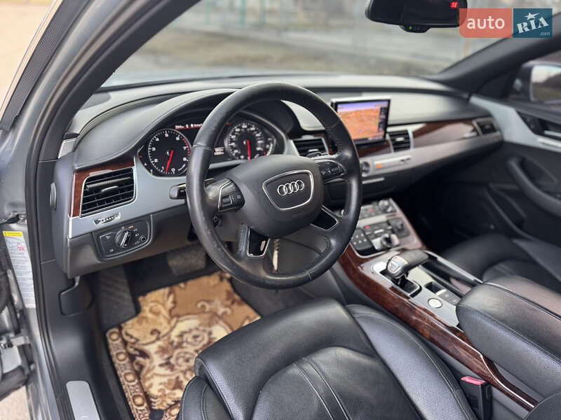 Седан Audi A8 2012 в Полтаві