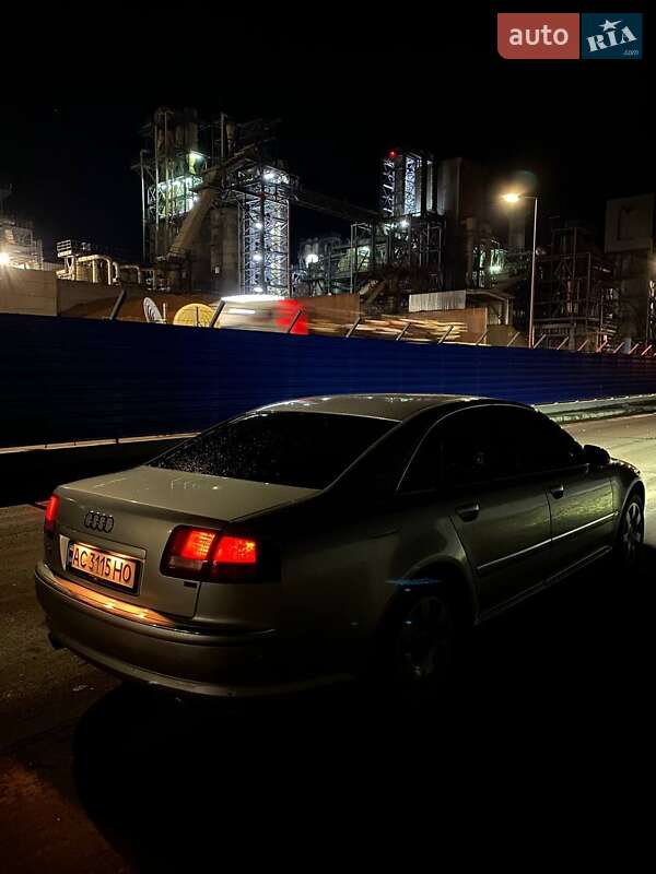 Седан Audi A8 2004 в Нововолынске